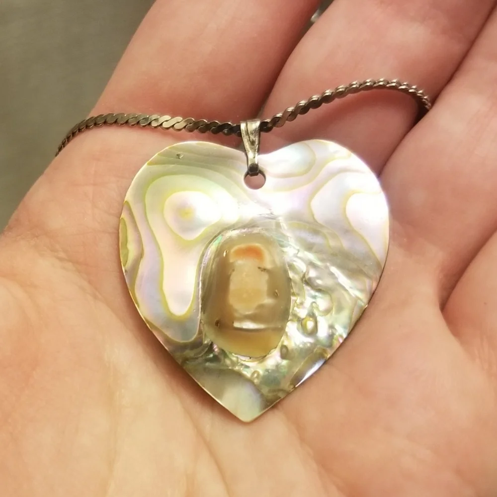 Gorgeous vtg blister pearl heart pendant necklace w silvertone chain, EUC - Picture 2 of 4